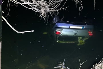 VW überschlägt sich und landet kopfüber im Main