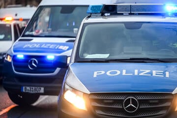 Berlin: Mann mit Knarre überfällt Handyladen in Friedrichshain