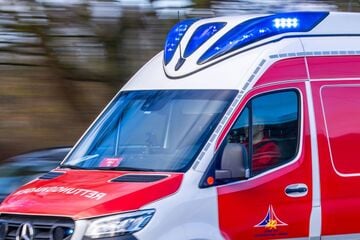 Schockszenen in Bonn: Radlerin gerät unter Bus, Zeugin reanimiert sie am Unfallort
