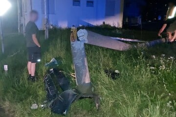 Besoffener Skoda-Fahrer brettert gegen Laterne und flieht: Passanten müssen zur Seite springen