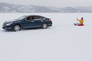 Schlitten an Auto befestigt: Fahrt endet für jungen Mann (†22) tödlich