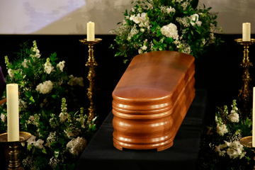 Panne bei Beerdigung: Tochter findet falsche Leiche im Sarg!