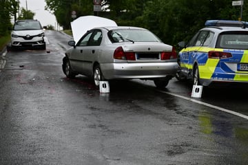 91-Jährige kracht gegen Polizeiauto, fährt in weiteres Auto und verletzt Beamte