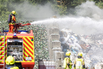 Brand auf Mülldeponie von Remondis: Feuerwehr mit Großaufgebot im Einsatz