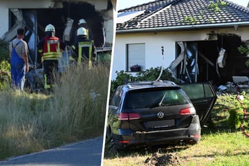 VW-Fahrer rast ungebremst ins Wohnzimmer, Haus nicht mehr bewohnbar