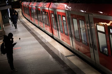 Betrunkener (26) stürzt nachts auf Gleise, dann nähert sich die S-Bahn!