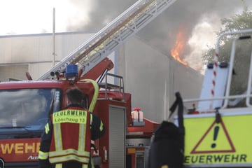Riesige Rauchwolke über Leverkusen: Halle von Bäckerei ausgebrannt, erste Entwarnung