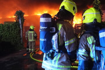 Berlin: Rauchwolke über Reinickendorf: Lagerhallen gehen in Flammen auf