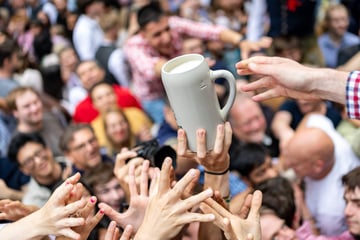 Auch "Skandal im Sperrbezirk" betroffen: Stadt verbietet 12 Lieder auf einem der größten Volksfeste