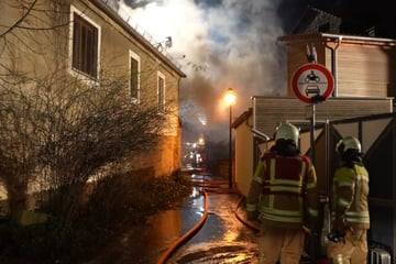 Dresden: Erster Großbrand des Jahres: Scheune steht lichterloh in Flammen