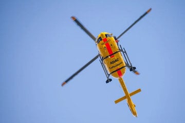 Aus fahrendem Auto gesprungen? Jugendlicher schwer verletzt