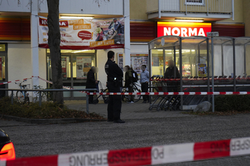 Mann vor Supermarkt angegriffen: Täter auf der Flucht