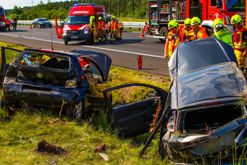 Unfall A: Heftiger Crash auf A10: VW und Ford landen im Graben