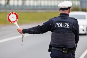 Autofahrer flüchtet mit Kind auf dem Schoß vor Kontrolle - Und schleift Polizisten mit sich