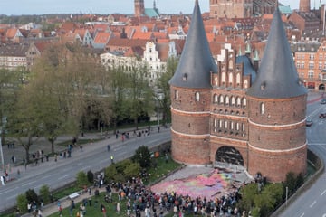 Erst verschoben, dann Heidenspaß! Spektakuläre Kunstaktion am Lübecker Holstentor