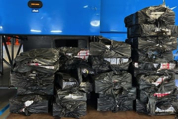 Dresden: Zoll trifft auf Wiederholungstäter: Reisebus will Tausende Zigaretten über Grenze schmuggeln