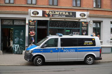 Leipzig: Einsatz mit Spürhund: Spätis im Leipziger Osten durchsucht