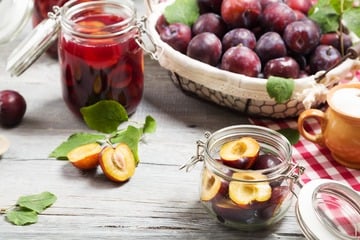 Pflaumen einkochen: Diese Zutat darf nicht fehlen