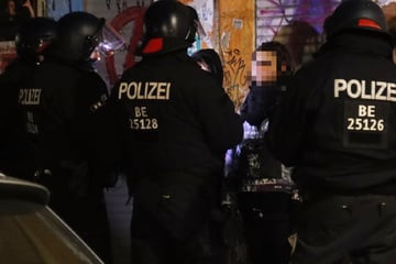 Berlin: Wieder Ärger an der Rigaer Straße: Polizisten mit Pyrotechnik beschossen