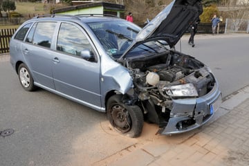 Skoda kracht in Zaun: Schwerer Unfall in Chemnitz