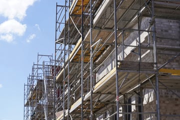 Schwerer Arbeitsunfall bei Solarfirma: Monteure stürzen von Gerüst!