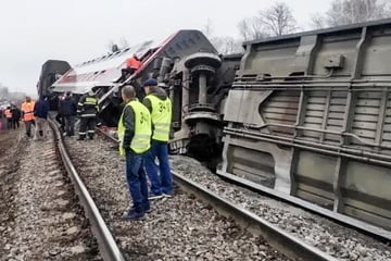 Dutzende Menschen verletzt: Doppelstockwaggons entgleisen und kippen um