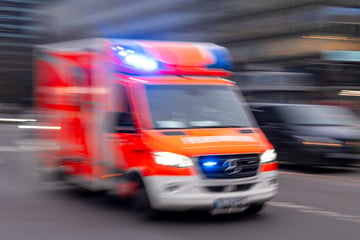 Herzinfarkt am Steuer? 70-Jähriger kommt von Straße ab und stirbt
