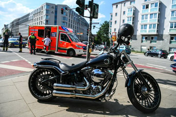 Harley-Fahrer kracht in Fahrrad, das schleudert gegen Transporter