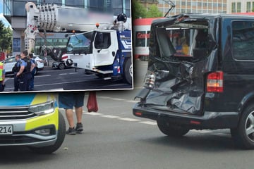 Unfall am Augustusplatz: Mobiler Kran zerstört VW-Heck