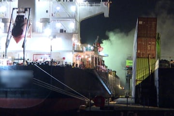 Hamburg: Feuer auf Schiff im Hamburger Hafen: Stundenlanger Kampf gegen Flammen