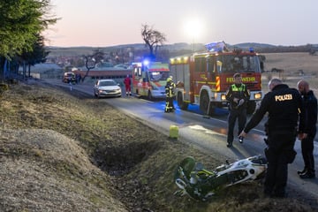 Junger Motorrad-Fahrer stirbt bei Unfall: Kleines Mädchen unter Verletzten