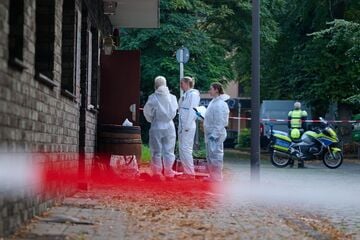 Schießerei in Teestube: Opfer nach Lungentreffer verblutet, Täter weiter auf der Flucht