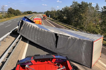 Unfall A3: Unfall auf A3: Tonnenschwerer Lkw kippt um und blockiert Fahrbahn