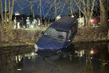 Absicht oder Unfall? Geklauter Dacia im Teich versenkt