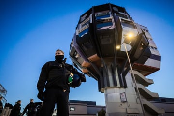 Berlin: Aktivisten besetzen Berliner Wahrzeichen und fordern "Bierpinsel für alle"