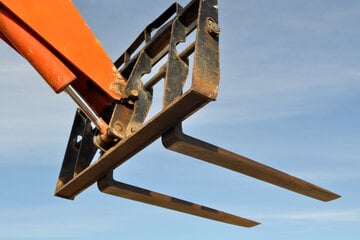 Vom Kran gekracht: 180 Kilo schwere Palettengabel fällt auf Bauarbeiter