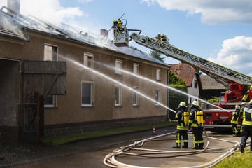 Leiche bei Löscharbeiten nach Feuer in Wohnhaus entdeckt