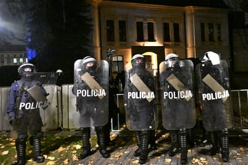 Streit um Richter eskaliert: Polizei marschiert vor Verfassungsgericht in Warschau auf