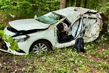 Mercedes kommt von Straße ab und rauscht 15 Meter durch Büsche: Fahrer (†24) stirbt noch vor Ort