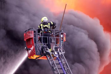 Haferflocken-Fabrik in Karstädt brennt lichterloh