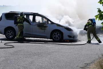 Fahrer konnte sich noch retten: Chrysler gerät mitten in der Fahrt in Brand