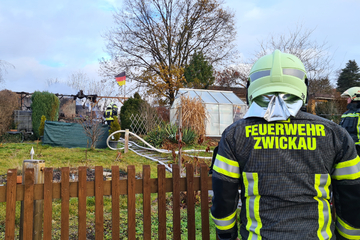 Feuerwehreinsatz in Zwickau: Laube komplett abgebrannt