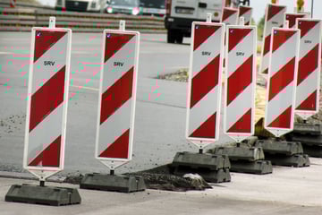 Unfall A38: Polizistin auf A38 bei Leipzig von fliegenden Warnbaken-Teilen verletzt