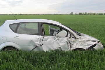Schwindelanfall auf Landstraße: Seat kracht gegen Baum, Fahrer schwer verletzt