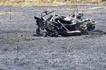 Motorradfahrer stirbt nach Frontal-Crash - und setzt Feld in Brand
