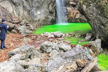 Grelles Rätsel sorgt für Aufregung: Bergbach leuchtet neongrün