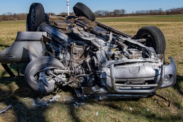 Hyundai kracht gegen Baum und überschlägt sich: Fahrerin schwer verletzt