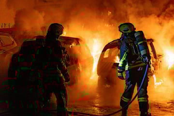 Geparkte Autos in Fulda lichterloh in Flammen: War es Brandstiftung?
