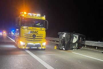 Unfall A38: Fehler beim Überholen: Land Rover mit Minibagger kippen auf A38 um