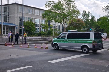 Frau fährt zur Polizei, kurz darauf muss das Gebäude evakuiert werden